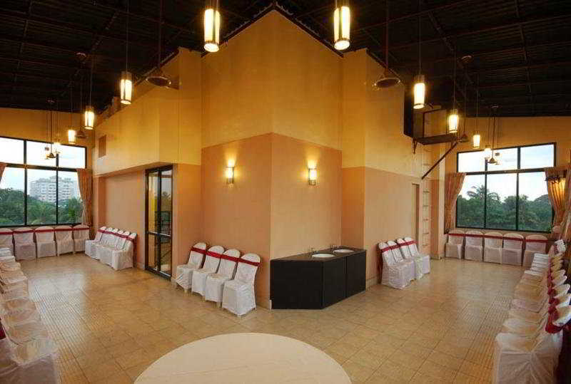 Treebo Trend Time Square Marine Drive Hotel Kochi Exterior photo