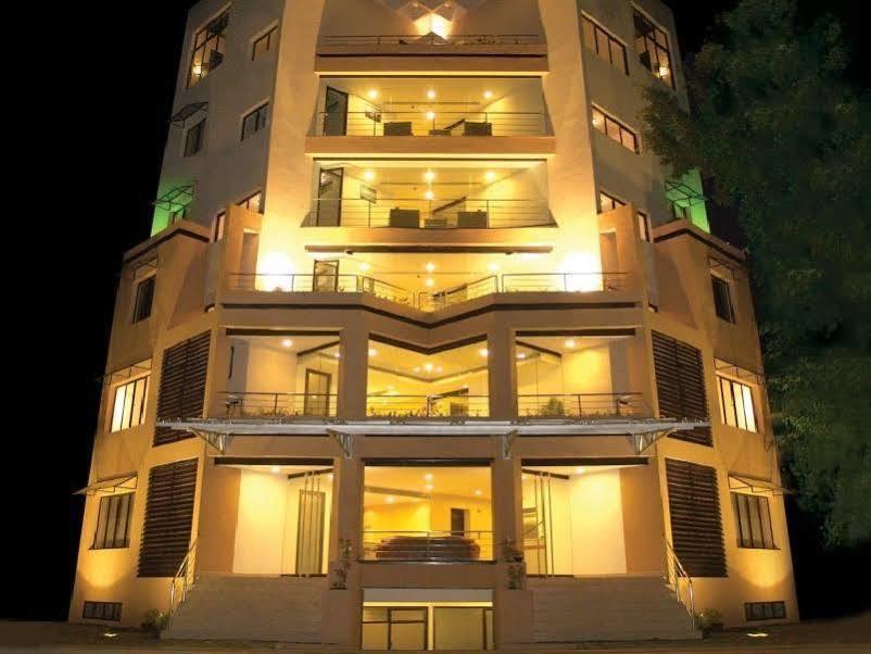 Treebo Trend Time Square Marine Drive Hotel Kochi Exterior photo